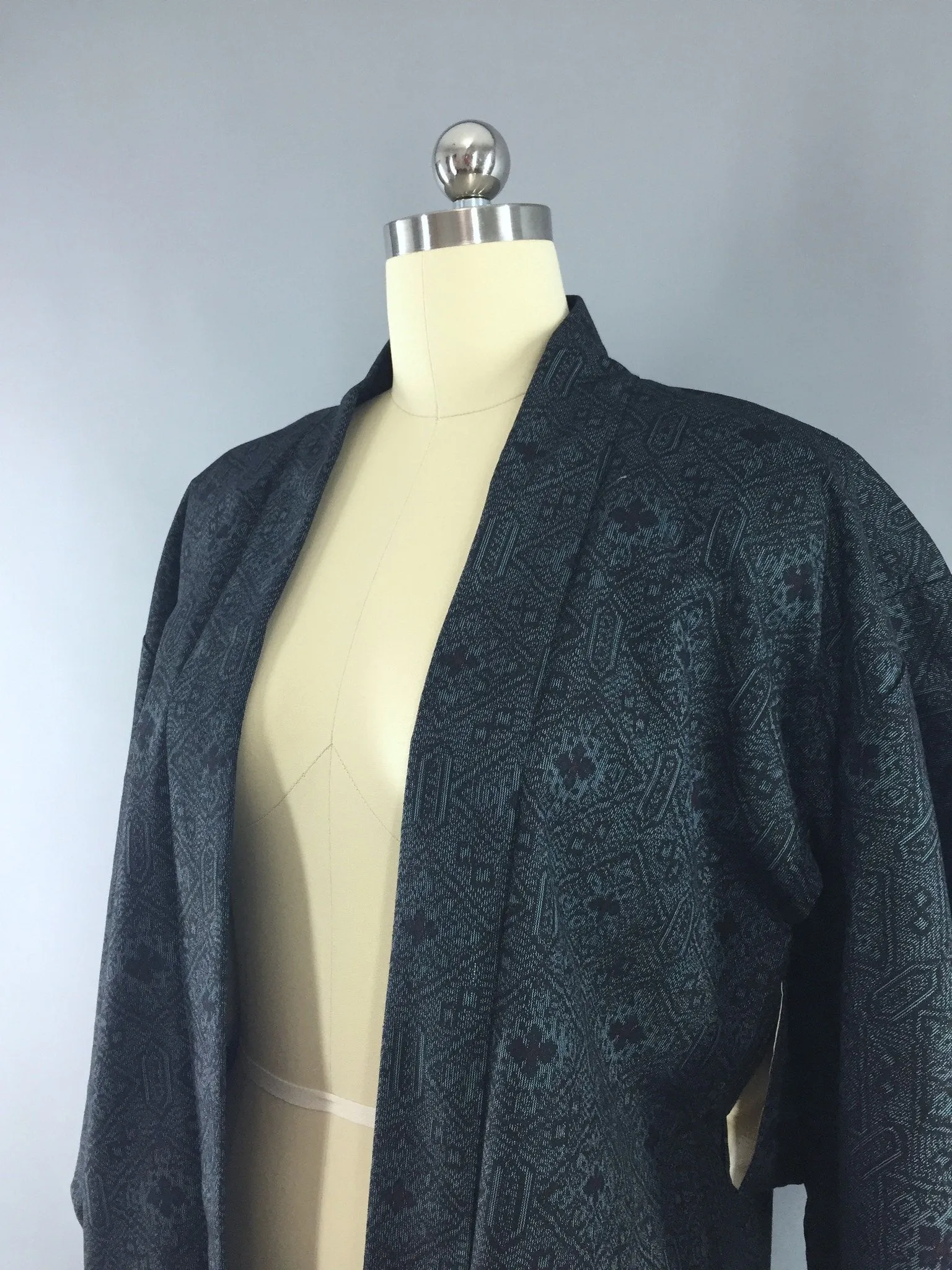 1960s Vintage Silk Haori Kimono Cardigan Jacket with Black and Grey Ikat Print